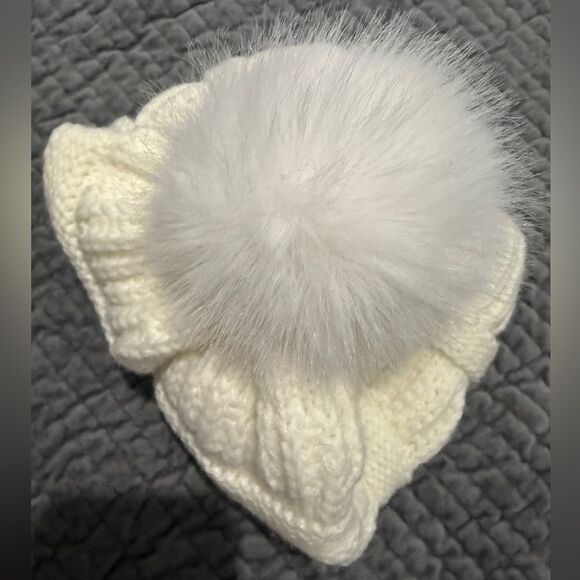 Redess Creamy white (ivory) Knit Beanie Hat with Faux Fur Pom – Soft & Cozy - Picture 6 of 15